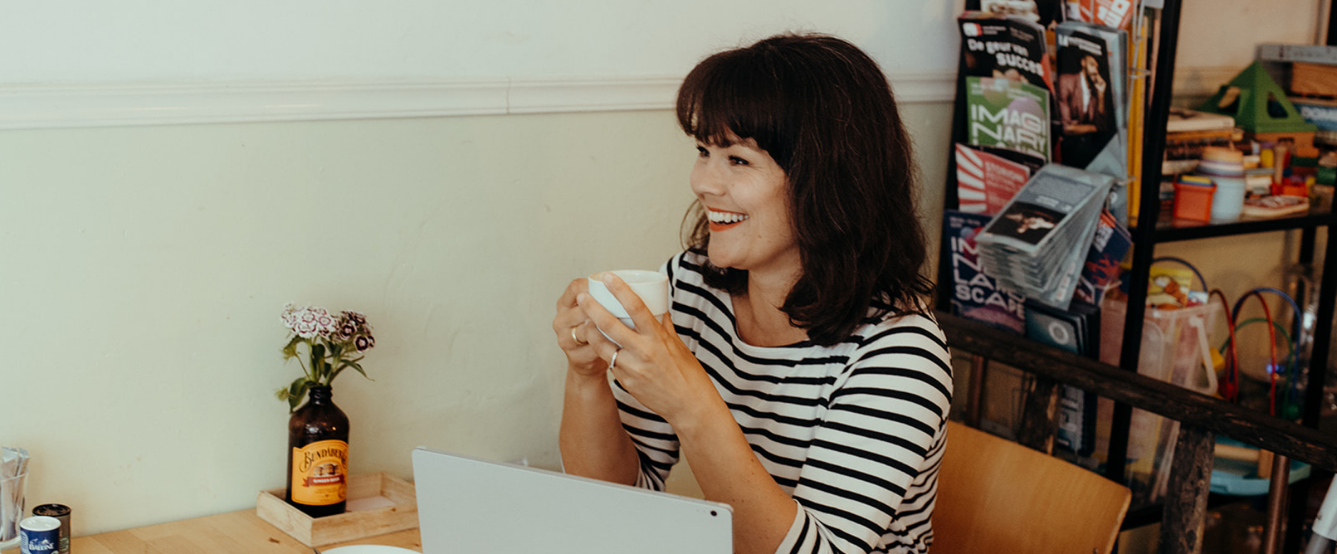Anne trinkt Kaffee